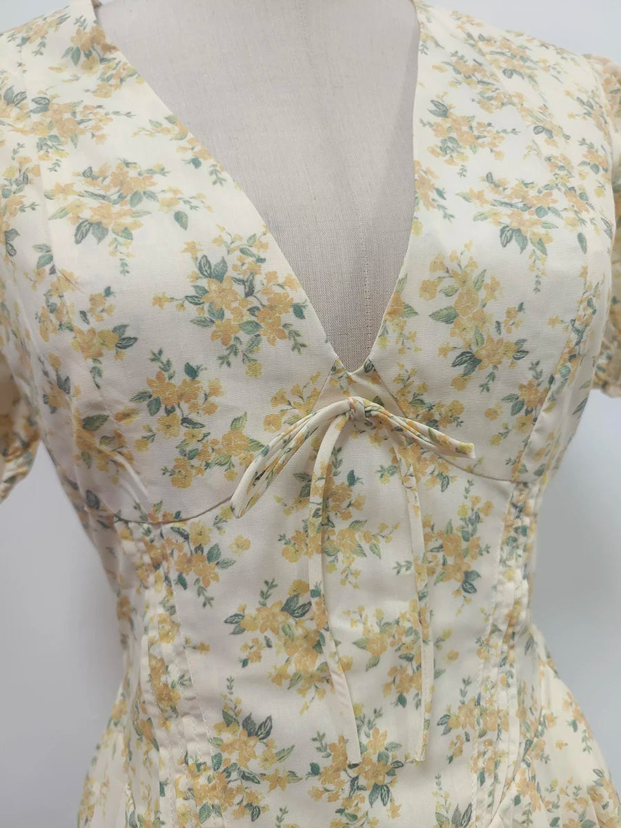 Langes Damen-Patchwork-Kleid mit Rüschen und Falten, Rundhalsausschnitt und langen Ärmeln – ideal für besondere Anlässe.