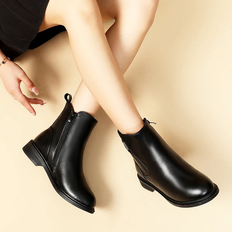 Schwarze Damenstiefelette mit seitlichem Gummieinsatz und niedrigem Blockabsatz
