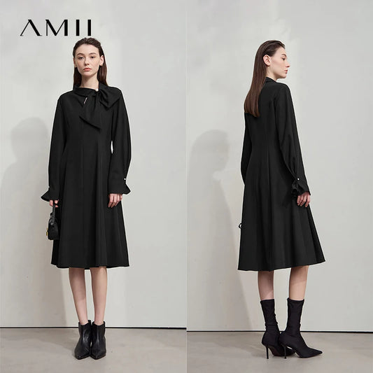 Schwarzes Abendkleid mit Schleife am Kragen, Knopfdetails und ausgestelltem Rock
