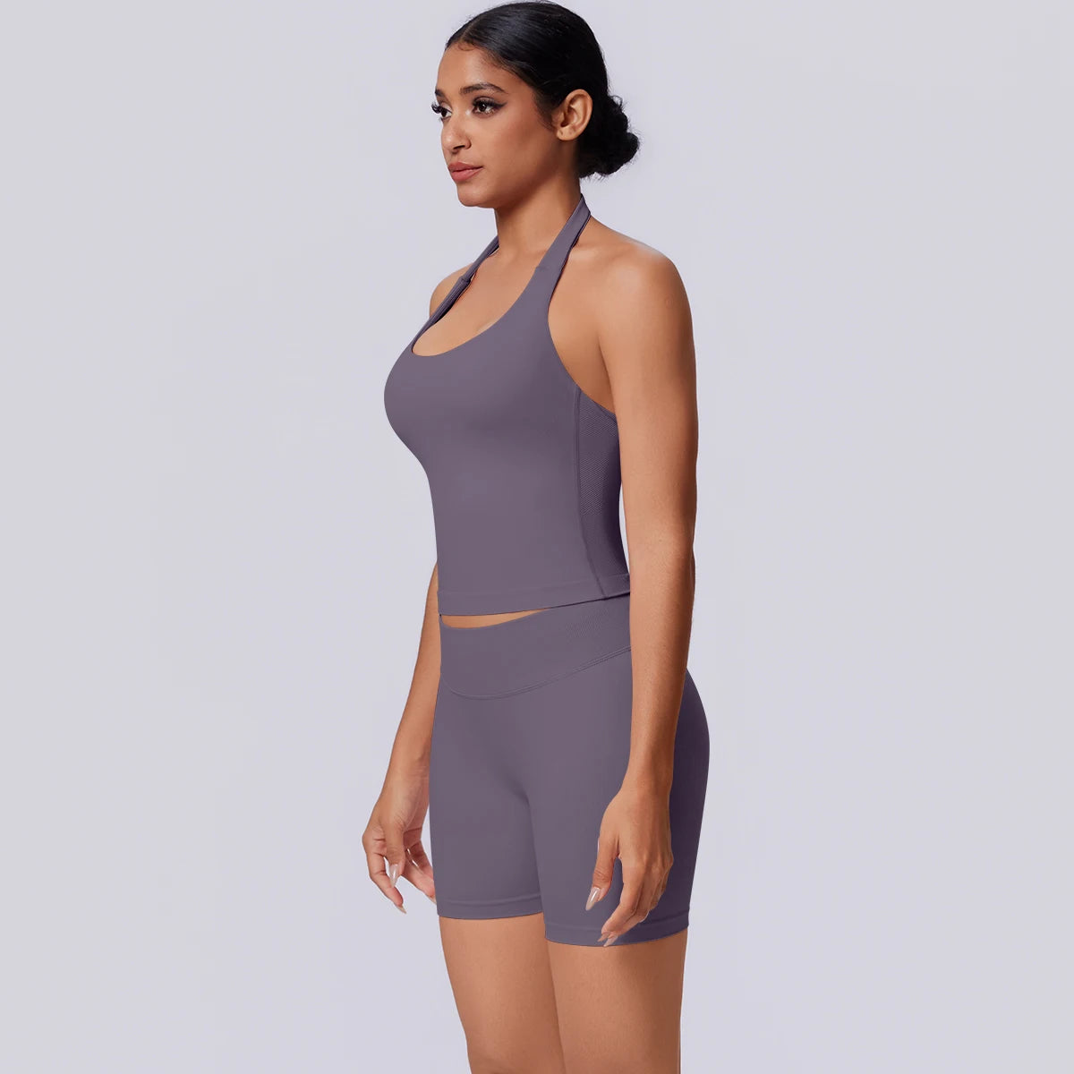 3-teiliges Yoga-Set in dunklem Violett: Tank-BH und kurze Leggings, seitlich