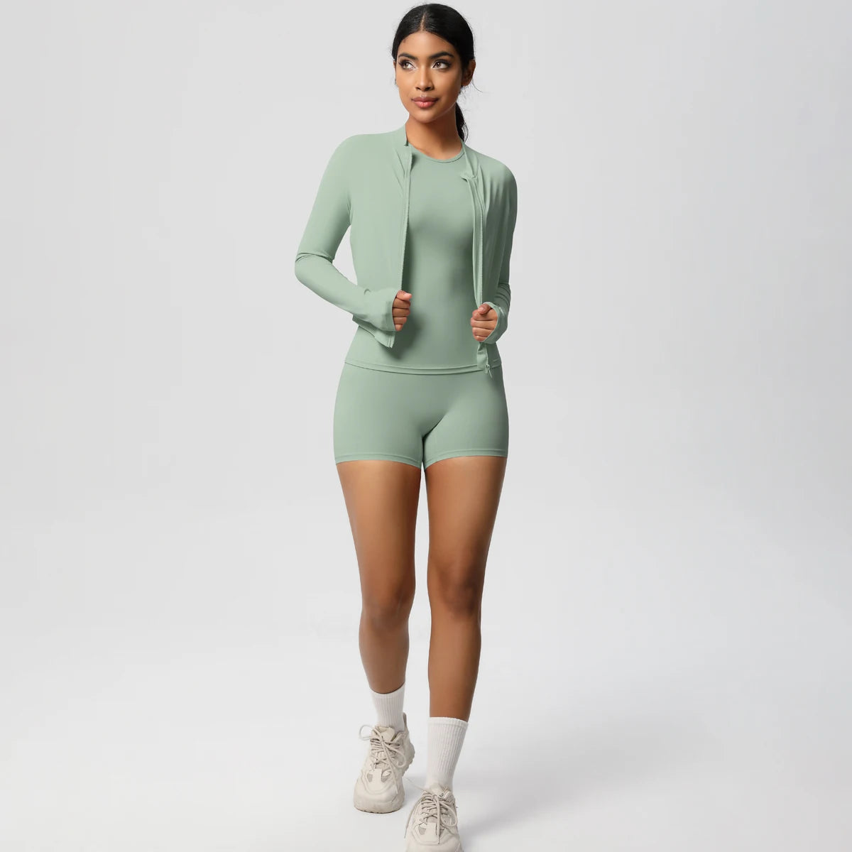 Damen-Yoga-Set: hellgrüne langarmige Jacke, Sporttop und Shorts, Frontansicht