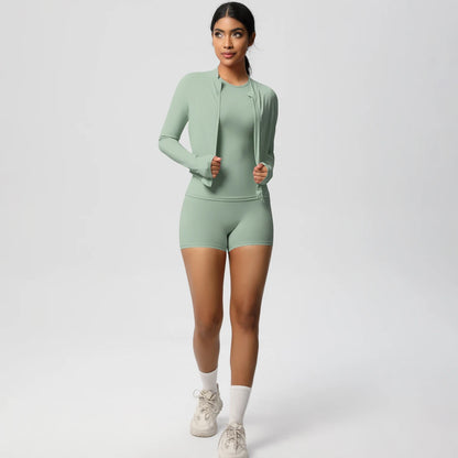 Damen-Yoga-Set: hellgrüne langarmige Jacke, Sporttop und Shorts, Frontansicht