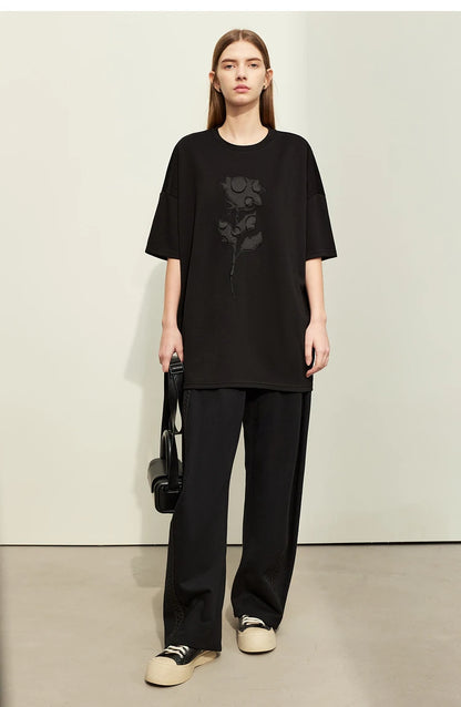 Damen T-Shirts im minimalistischen Stil mit Stickerei und O-Ausschnitt