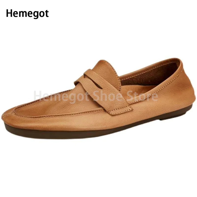 Karamellfarbene Herren-Slipper aus Leder mit Schlupfriemen und flacher Sohle