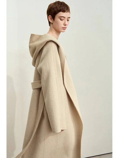 Damen Winter Festmantel mit Gürtel und Kapuze im minimalistischen Stil