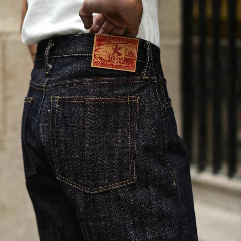Herren Jeans im Taper Fit aus Raw Denim mit versilberten Knöpfen