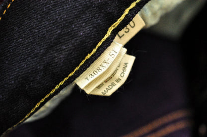 Herren Jeans im Vintage-Stil mit doppelseitiger Färbung und Kanten
