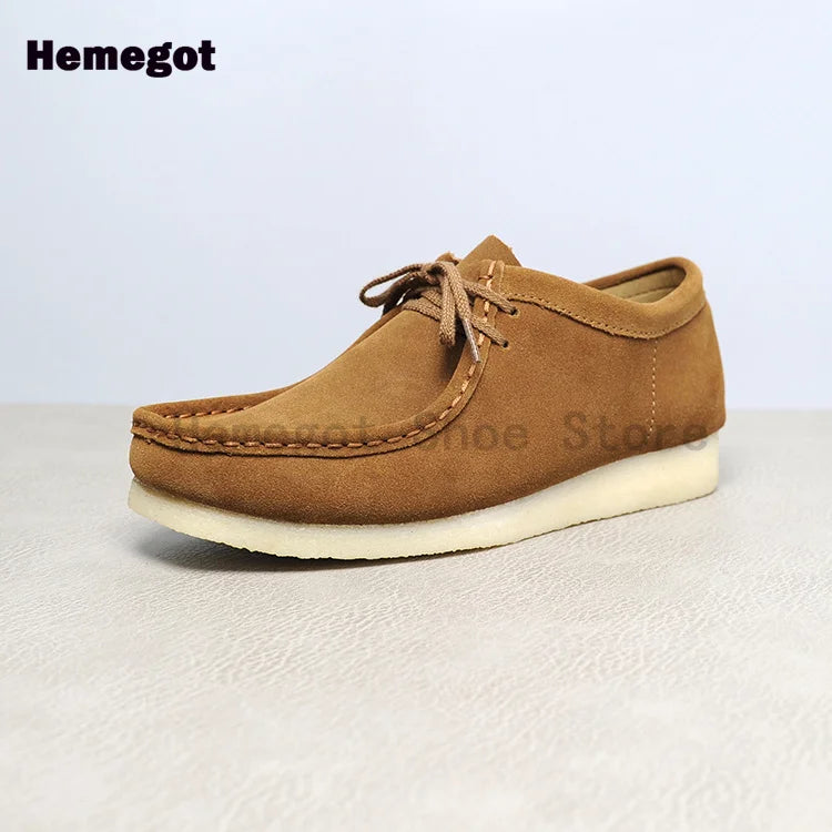 Herren-Sneaker aus Wildleder mit Schnürung, Seitenansicht, braunbeige Farbe, dicke Sohle