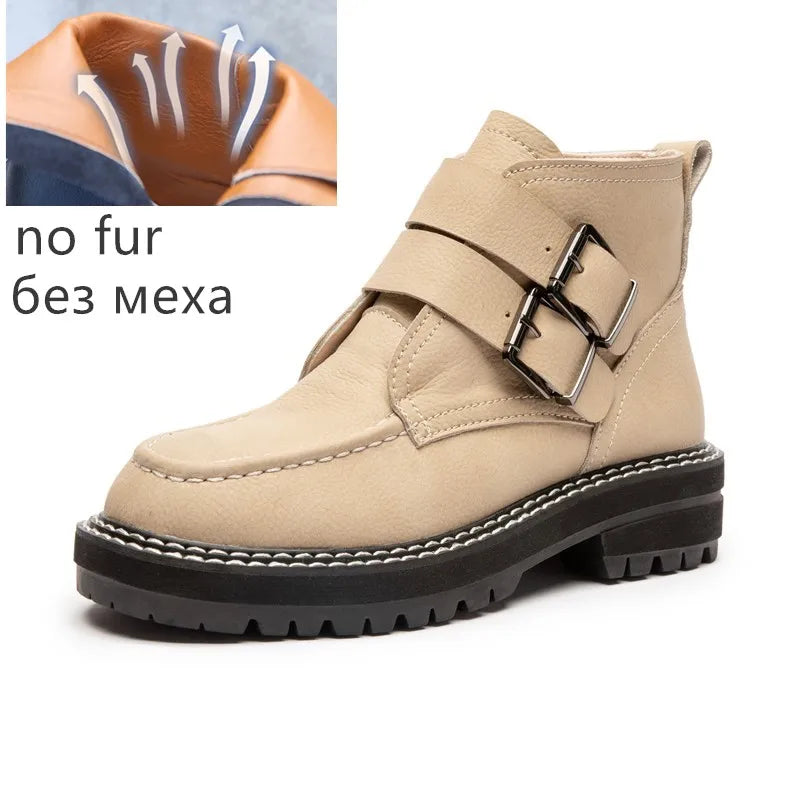 Beige Kurzstiefel ohne Fell, Doppelriemen mit Schnalle, grobe Profilsohle.