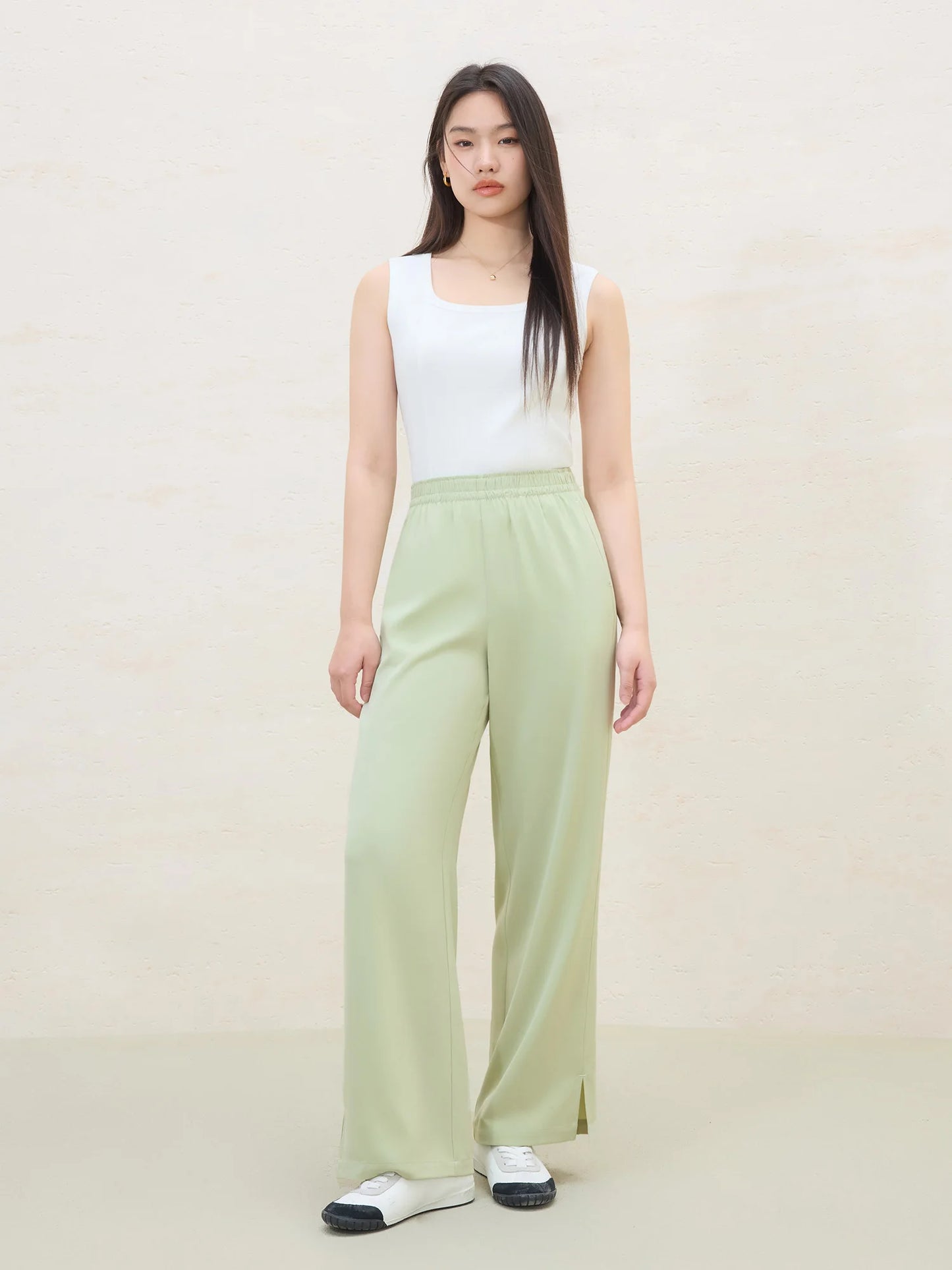 Damen-T-Shirt aus Baumwolle mit V-Ausschnitt und kurzen Ärmeln in vier Farben – elegantes Design mit Falten an der Schulter.
