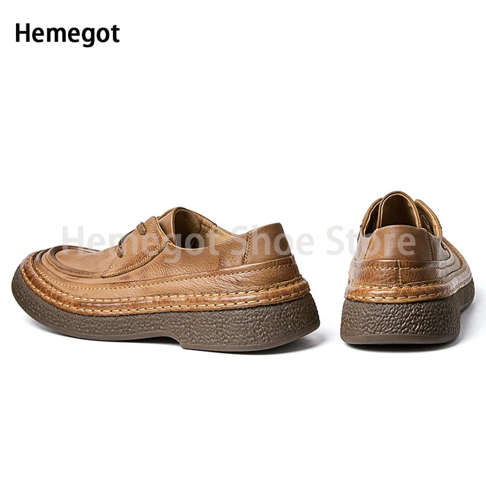 Herren-Lederschuhe, braun, Seiten- und Rückansicht mit Schnürung und flacher Sohle
