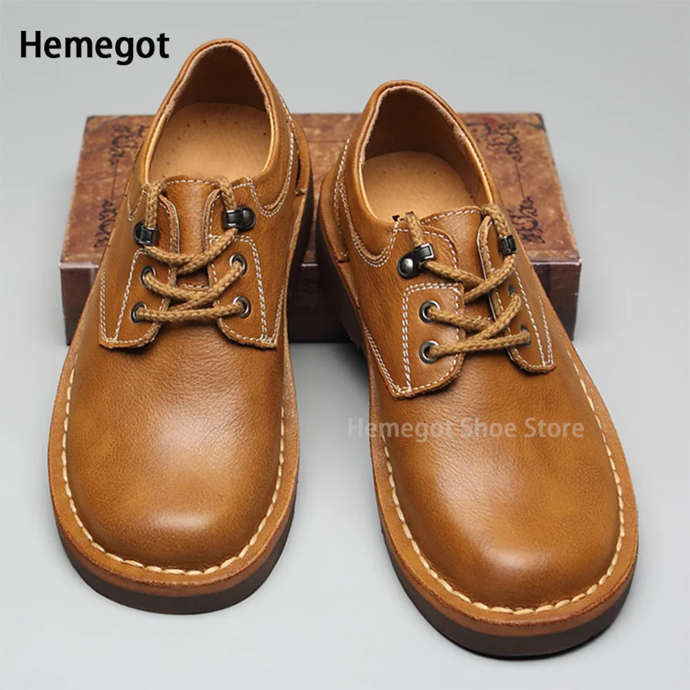 Braune Schnürschuhe mit runder Spitze, niedriger Schnitt und Ziernähten
