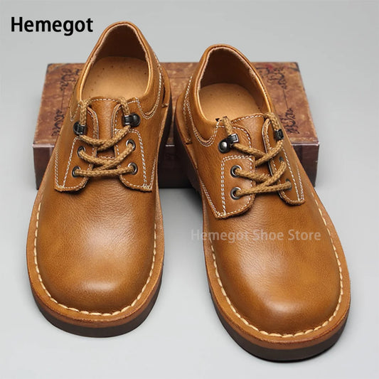 Braune Schnürschuhe mit runder Spitze, niedriger Schnitt und Ziernähten