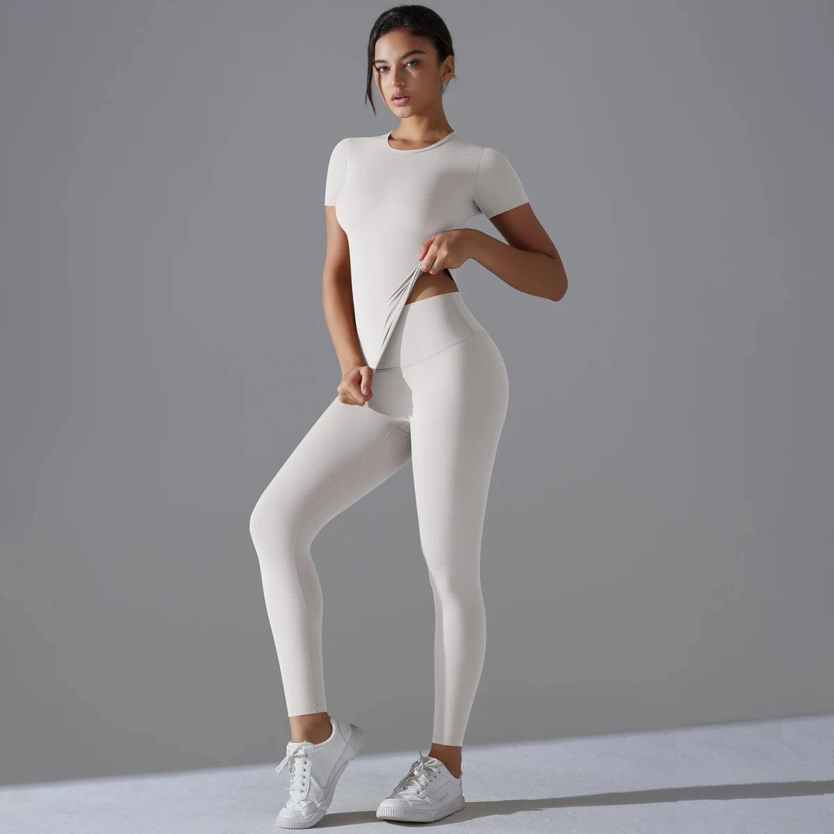Damen-Gym-Set in Weiß: kurzärmeliges Shirt und Leggings, klare Linien, eng anliegend