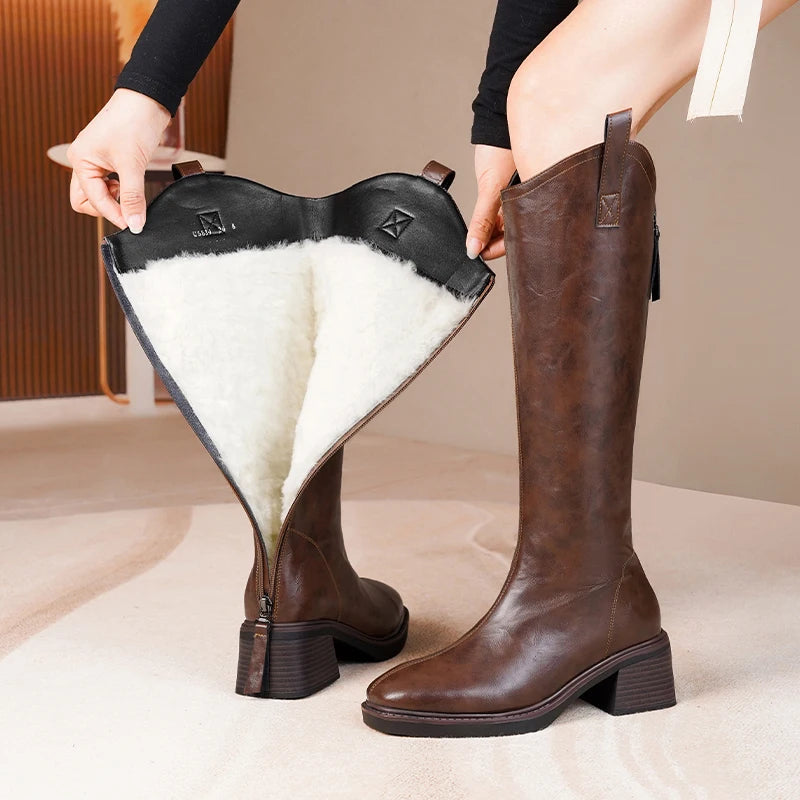 Braune lange Stiefel mit hohem Schaft und weißem Wollfutter, Blockabsatz