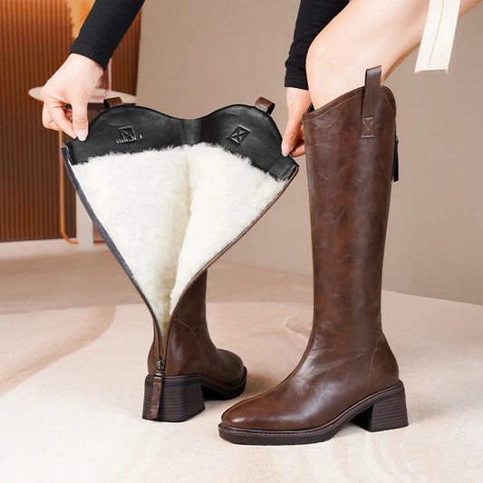 Braune lange Stiefel mit hohem Schaft und weißem Wollfutter, Blockabsatz
