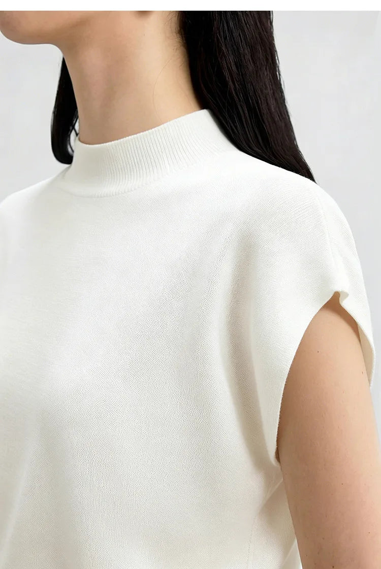 Nahaufnahme: Damen-Strickpullover mit Stehkragen, kurze Ärmel, einfarbig, hell
