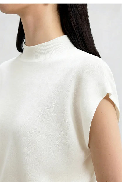 Nahaufnahme: Damen-Strickpullover mit Stehkragen, kurze Ärmel, einfarbig, hell