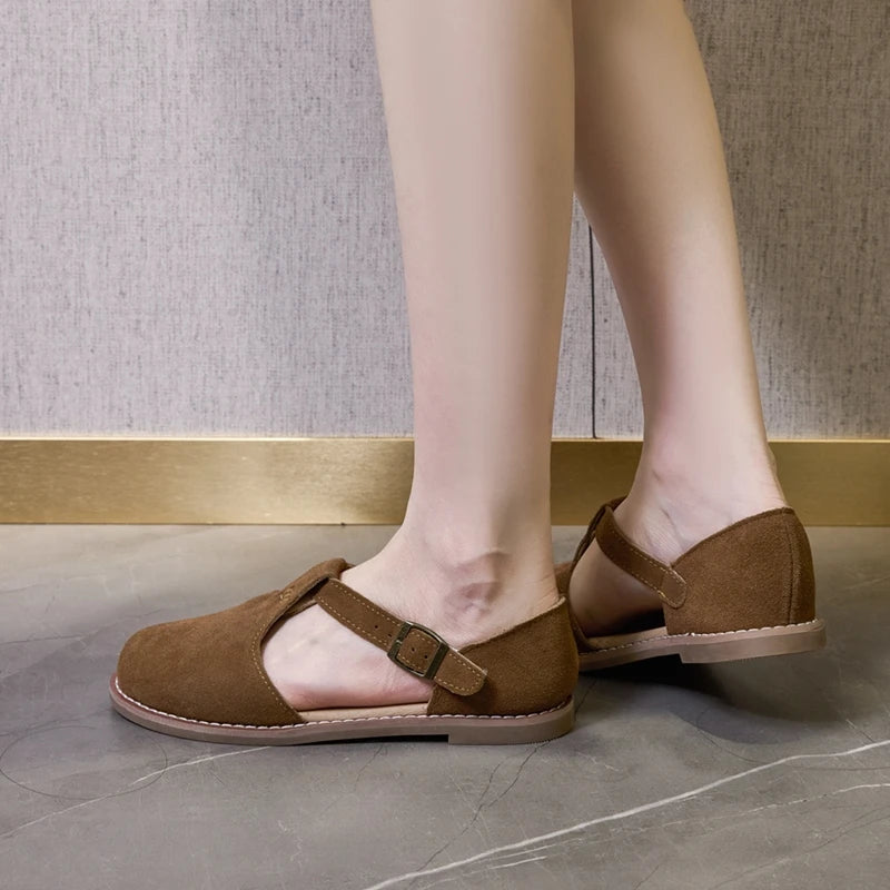 Flache Ledersandalen mit Knöchelriemen und offenen Seiten, Braun mit Kontrastkante