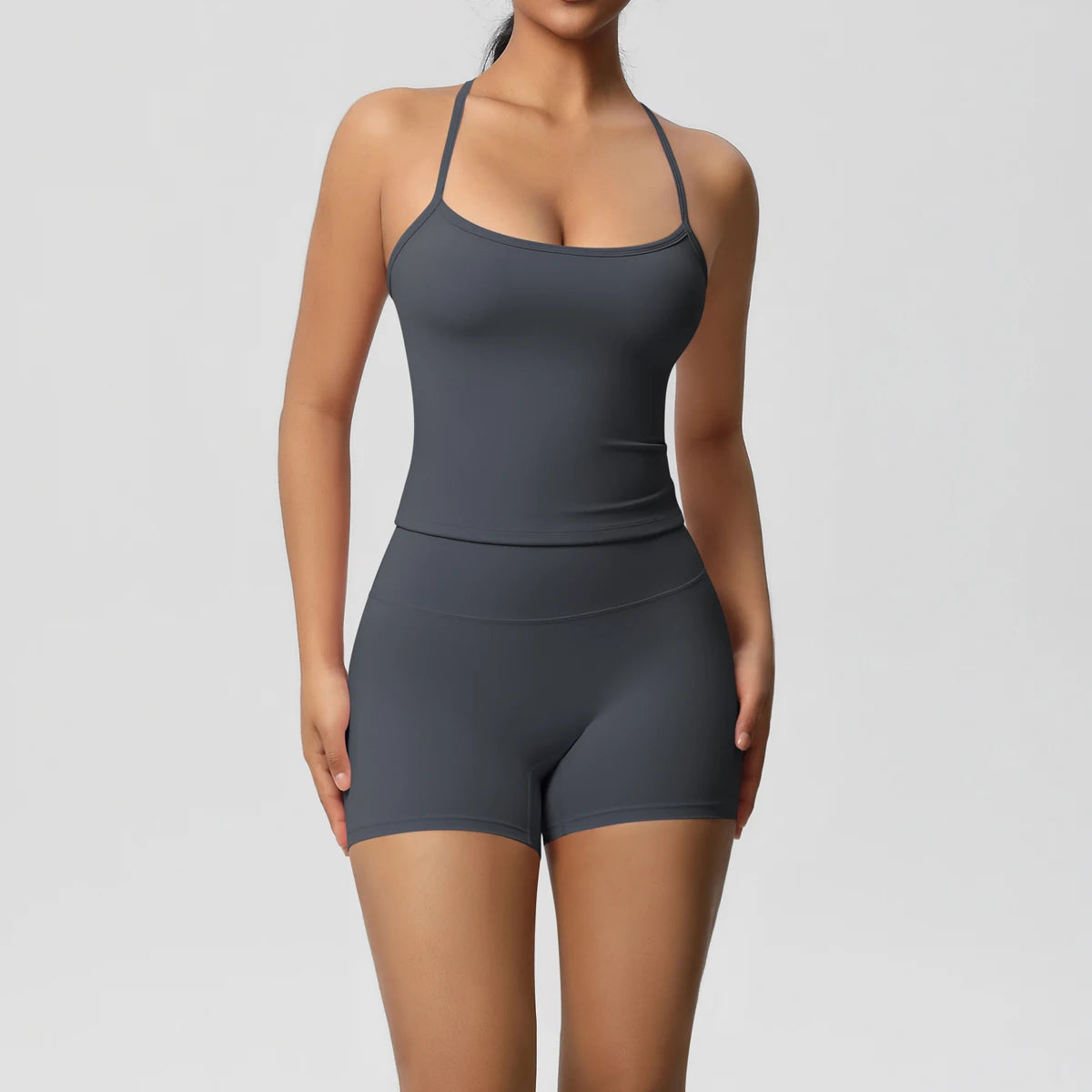 Dunkelgraues nahtloses Yoga-Set mit Trägertop und kurzen Leggings-Shorts