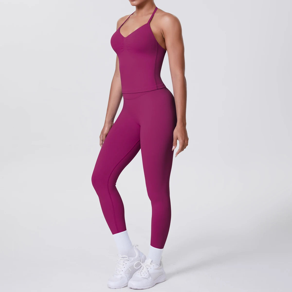 Damen-Yoga-Set in Beere: Trägertop mit V-Ausschnitt und eng anliegende Leggings