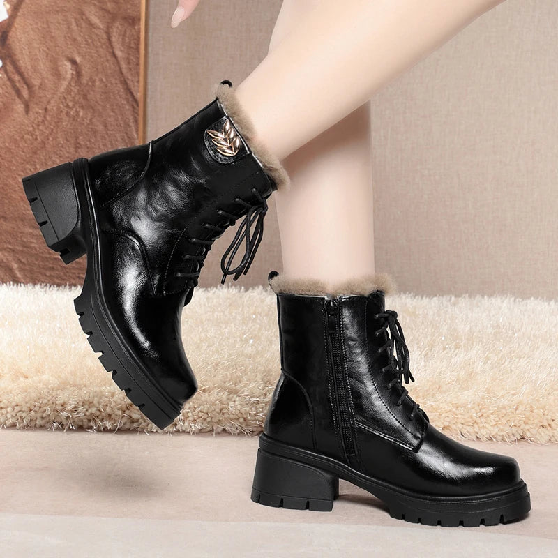 Damenstiefeletten in Schwarz mit Schnürung, Kunstfellfutter, goldfarbenem Emblem und Blockabsatz