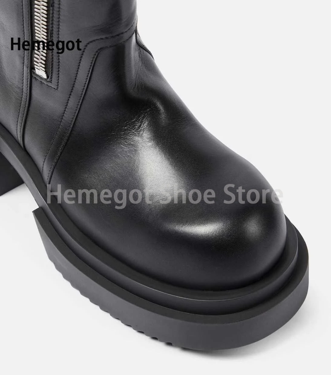 Schwarze Stiefelette mit seitlichem Reißverschluss und profilierter Plateau-Sohle