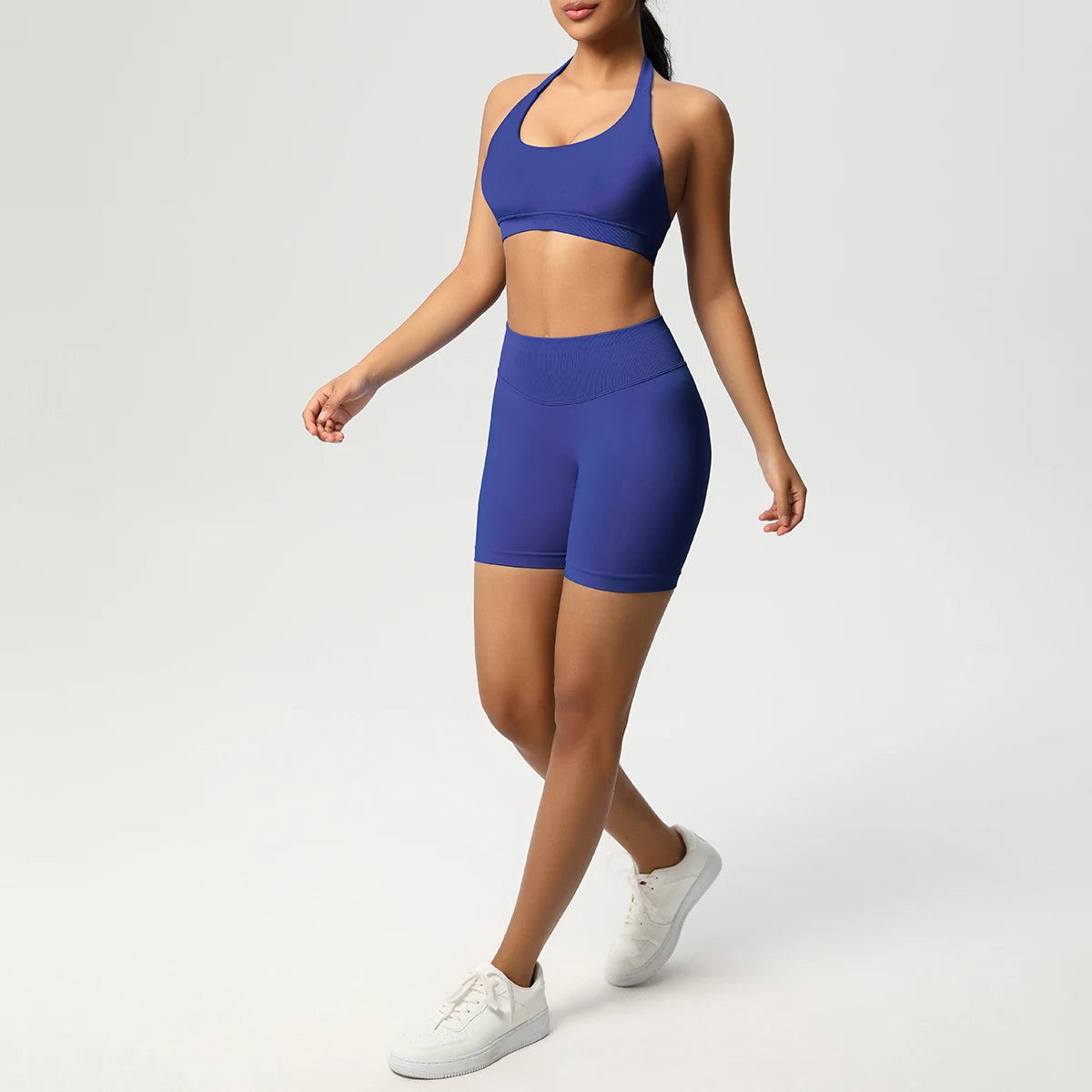 Nahtloses Yoga-Set mit Sport-BH und Shorts in blau