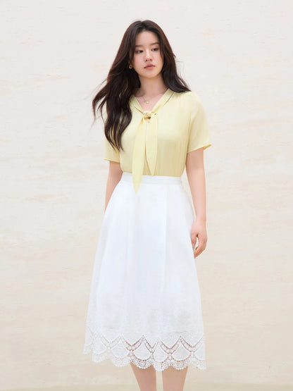Damen-Sommer-Set mit weißer, bestickter Dreiviertelarm-Bluse und elastischem Taillen-Rock.