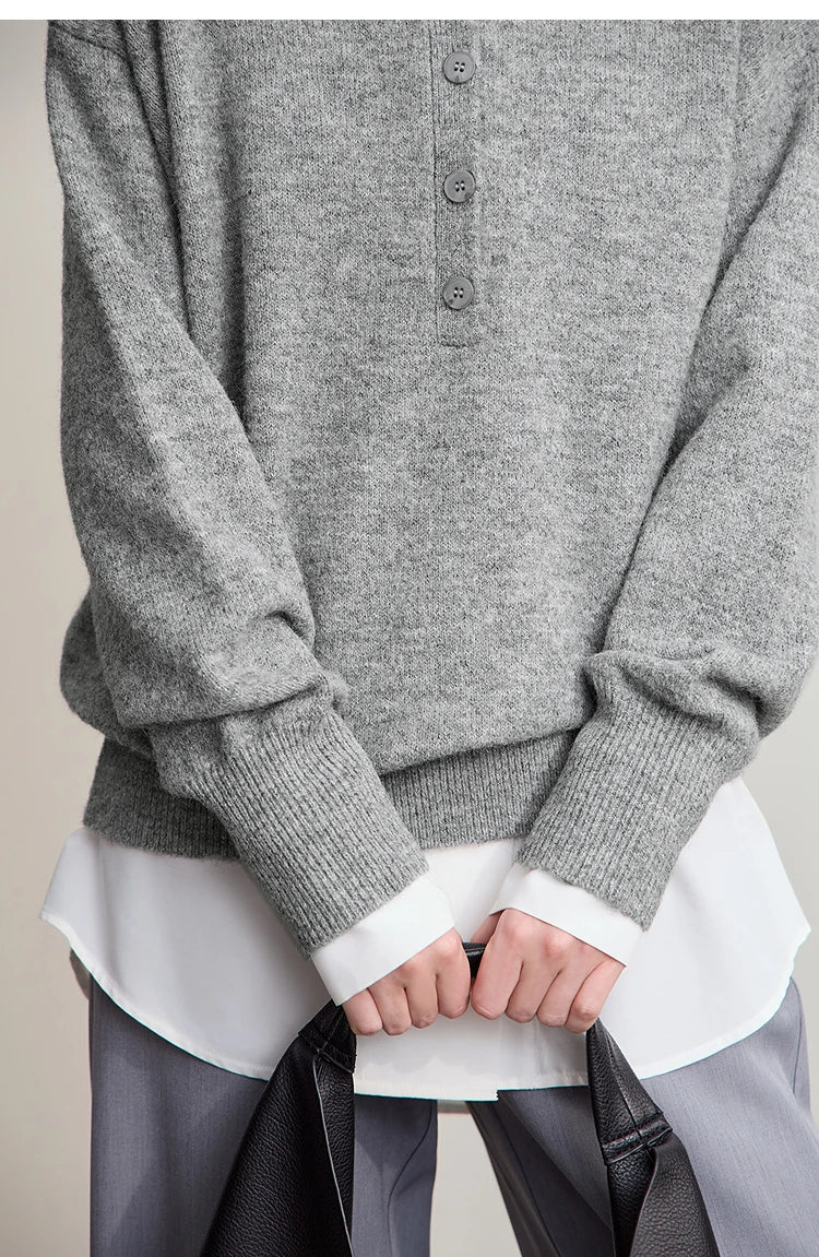 Damenpullover grau mit langen Ärmeln und Knopfleiste, Saum mit Hemdblende darunter