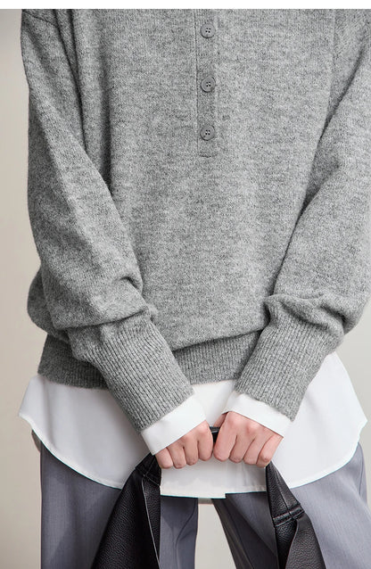 Damenpullover grau mit langen Ärmeln und Knopfleiste, Saum mit Hemdblende darunter
