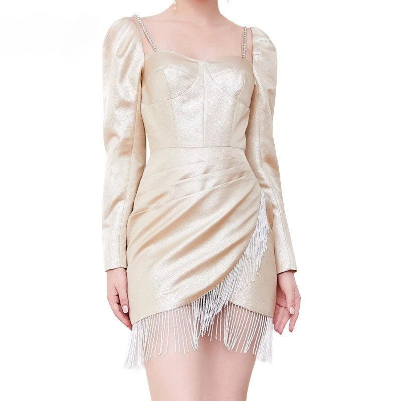 Elegantes Damenkleid mit hohlem Design, Perlenverzierung und hohem Kragen – Langarm-Patchwork mit Schlitz.