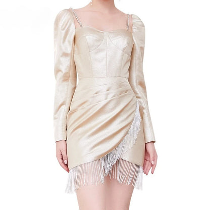 Elegantes Damenkleid mit hohlem Design, Perlenverzierung und hohem Kragen – Langarm-Patchwork mit Schlitz.