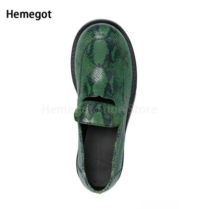 Grüner Herren-Loafer seitlich, Schlangenprägung, offene Innenseite und flache Laufsohle