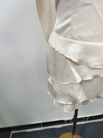 Elegantes Damen-Midikleid mit schulterfreiem Design, langen Ärmeln und Perlen-Patchwork – figurbetont und luxuriös.