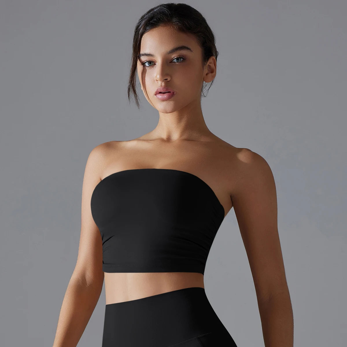 Nahtloser Sport-BH in Schwarz, trägerloser Bandeau mit breitem Unterbrustbund