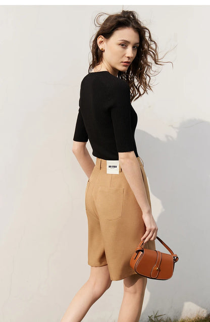 Damen Shorts im minimalistischen Stil mit breitem Bein und Taschen