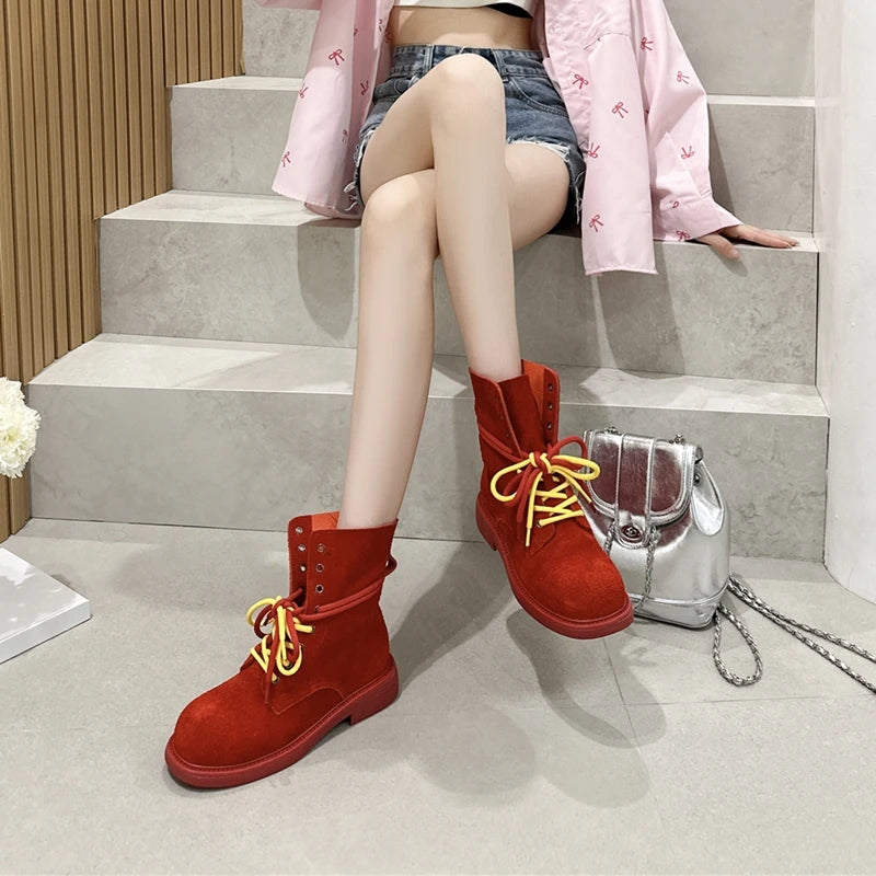 Rostrote Knöchel-Boots mit gelblichen Schnürsenkeln und Ösendetail am Schaft