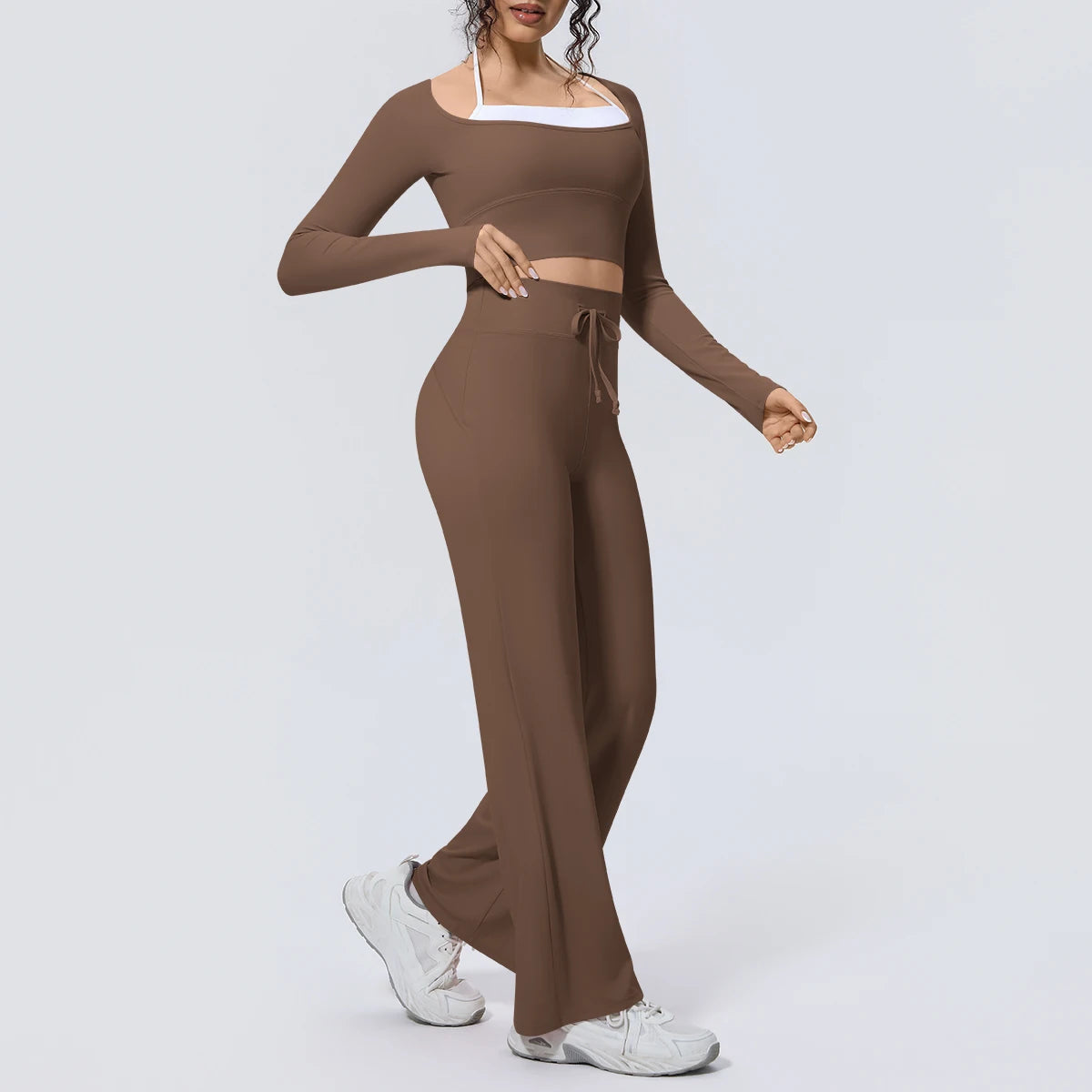 Braunes Yoga-Set vorne: Crop-Top mit breitem Träger und weitem Bein, Taille mit Kordel