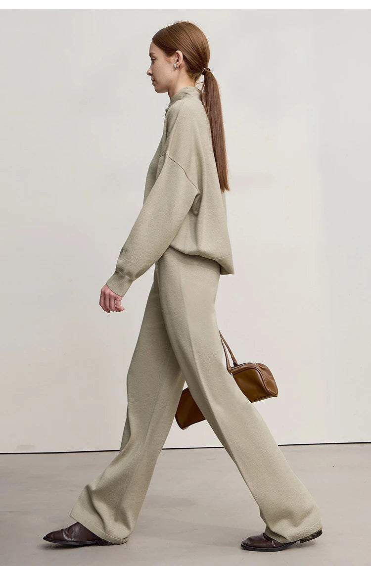Damen-Set mit Rollkragenpullover und weiter Hose, hellbeige, seitlich getragen