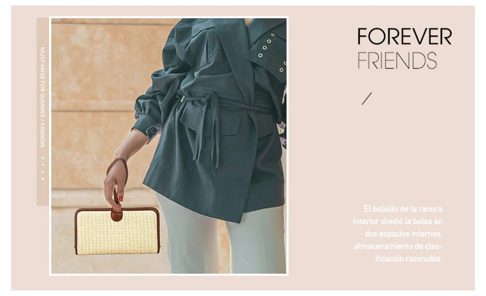 Beige Handytasche aus Stroh mit braunem Ledergriff, getragen an der Hand
