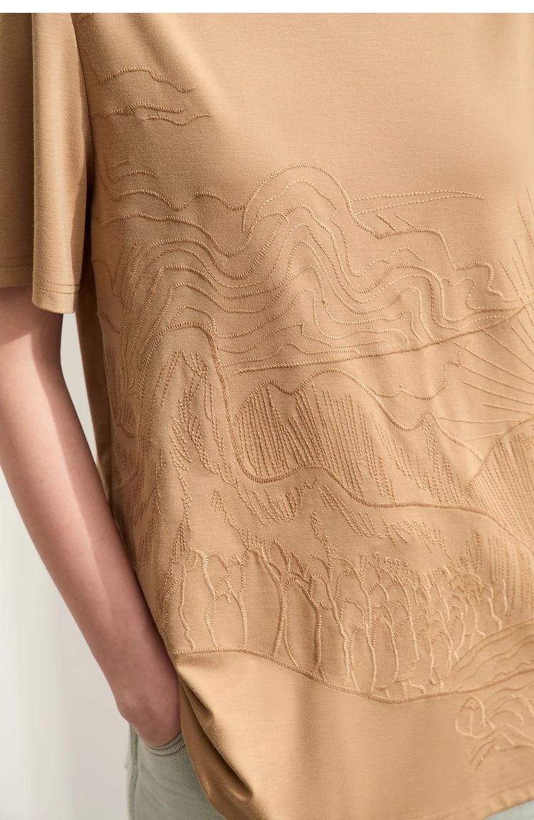 Damen T-Shirt mit minimalistischer Stickerei im lässigen Stil für den Sommer