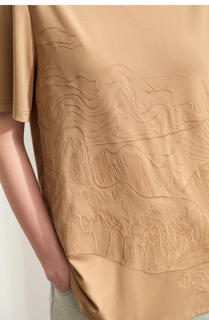 Damen T-Shirt mit minimalistischer Stickerei im lässigen Stil für den Sommer