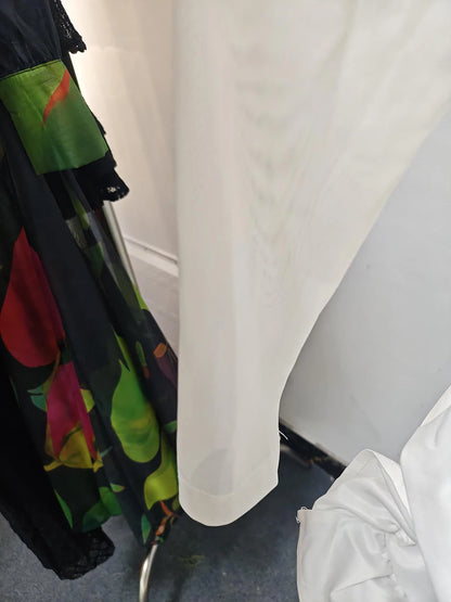Elegantes Damen-Kleid mit Reverskragen, langen Ärmeln und Patchwork-Design – figurbetont und stilvoll.