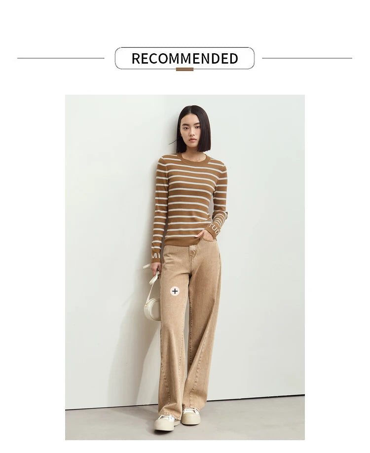 Damen-Pullover mit braun-weiß gestreiftem Strick, Rundhalsausschnitt und lange Ärmel.