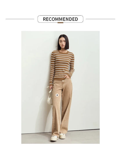 Damen-Pullover mit braun-weiß gestreiftem Strick, Rundhalsausschnitt und lange Ärmel.