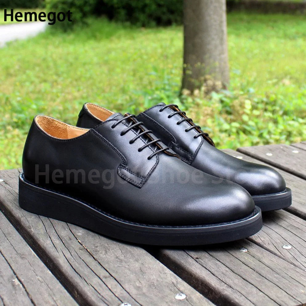 Schwarze Schnürschuhe aus Leder für Herren, schlankes Design mit glatter Oberfläche