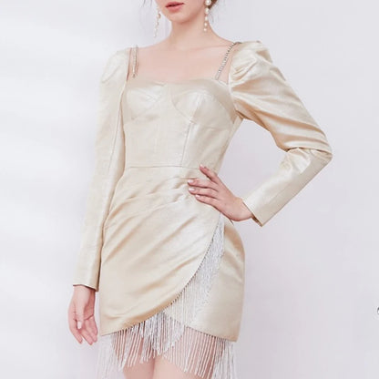 Elegantes Damenkleid mit hohlem Design, Perlenverzierung und hohem Kragen – Langarm-Patchwork mit Schlitz.