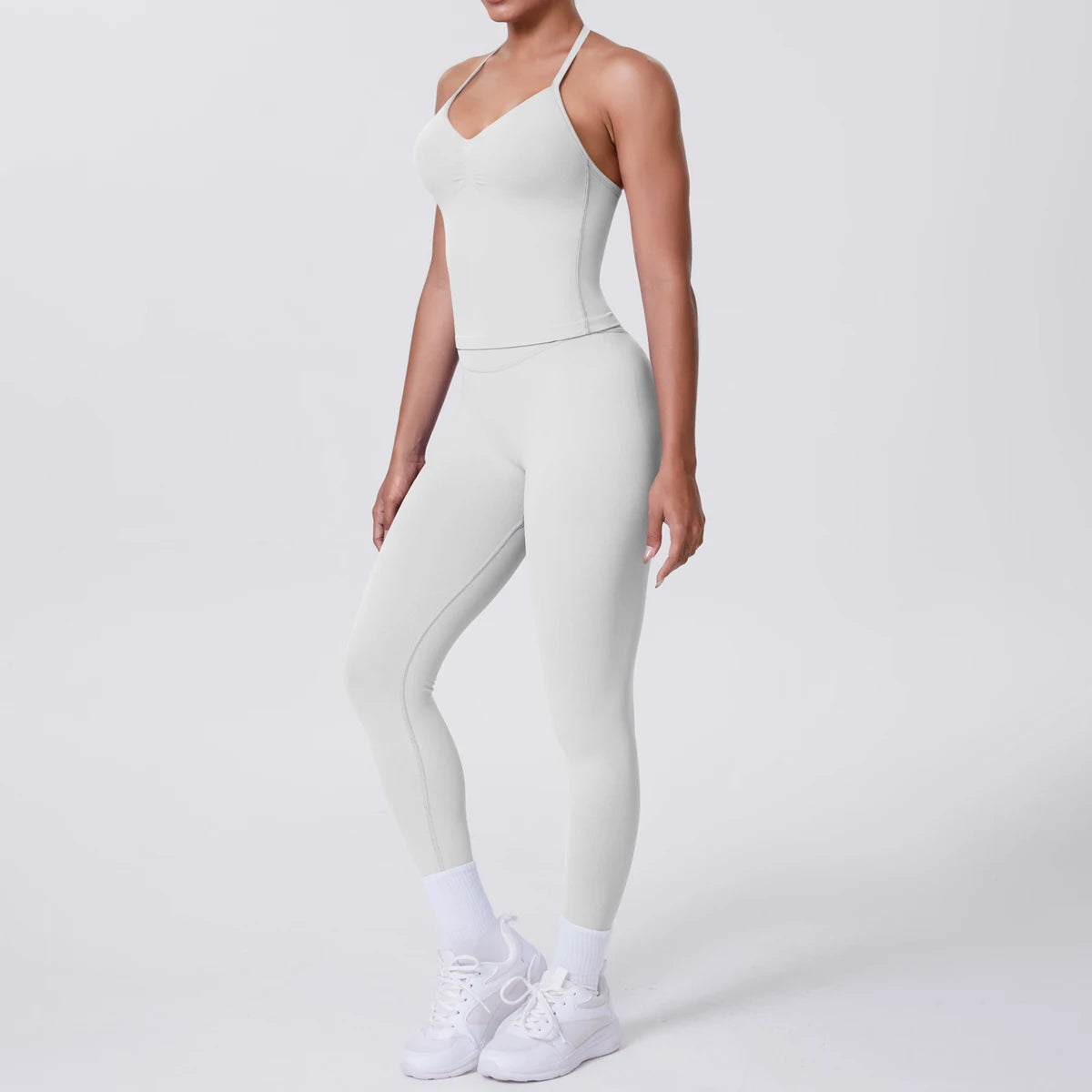 Weißes Damen-Yoga-Set: rückenfreies Träger-Top und eng anliegende Leggings
