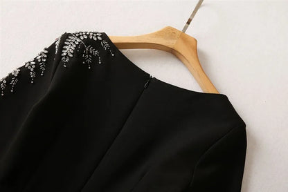 Elegantes Damenkleid mit quadratischem Ausschnitt, halblangen Ärmeln und Pailletten-Patchwork-Design – ideal für besondere Anlässe.